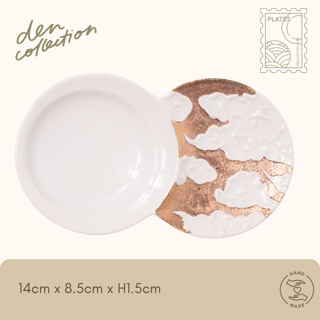 Cloud Motif Divider Plate – Elegant Hasami ware plate with raised cloud pattern and gold detailing, featuring two compartments for side dishes or sweets. / 雲 仕分け豆皿 – 立体的な雲模様と金彩が美しい白磁の波佐見焼小皿。副菜やお菓子に便利な仕切り付き。