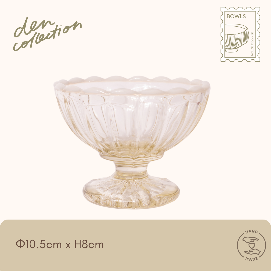 廣田硝子の丸フラッペボウル(古代色)– 昭和時代の金型を使用し、手作業で仕上げられた日本製のガラスボウル。温かみのあるアンバー色のガラスに乳白色の縁取りが施され、デザートや冷たい料理にぴったりのレトロモダンなデザインです。