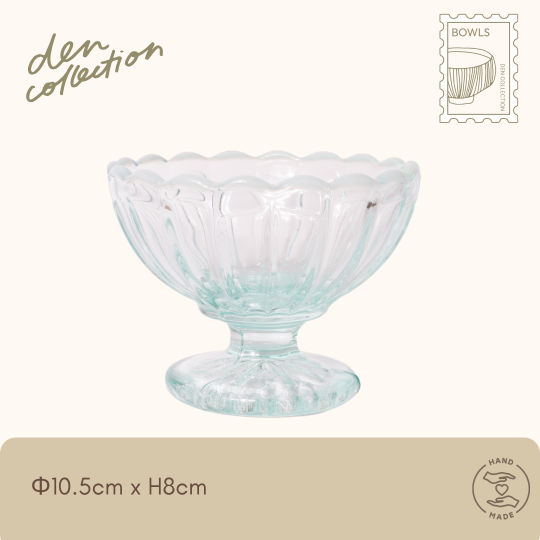 廣田硝子の丸フラッペボウル(雪の花)– 昭和時代の金型を使用し、手作業で仕上げられた日本製のガラスボウル。淡いブルーのガラスに乳白色の縁取りが施され、かき氷やデザートに最適なレトロモダンなデザインです。