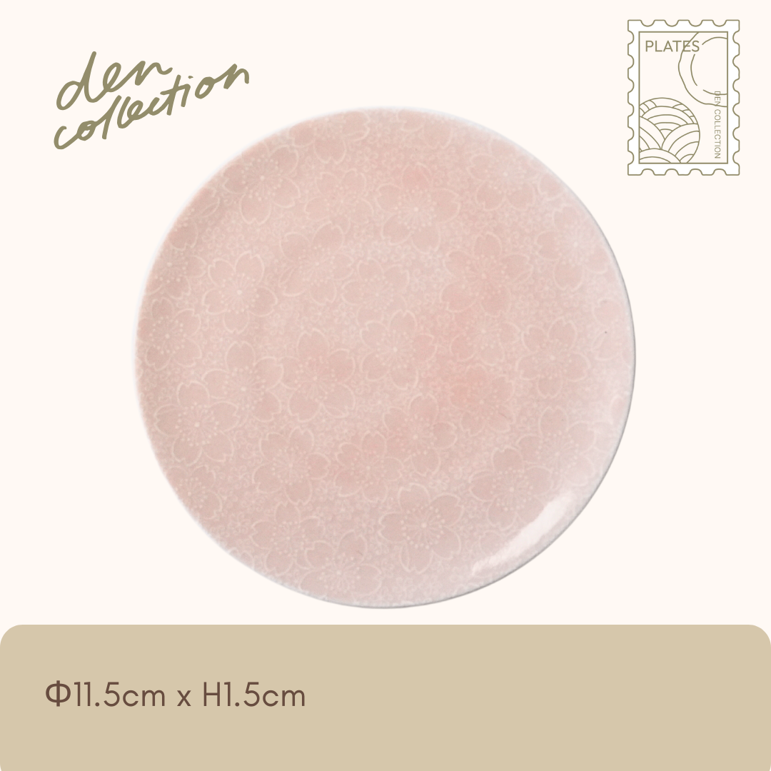 Sakura Plate – Japanese porcelain saucer with delicate sakura blossom pattern in soft pink glaze. 藤重茶器 桜柄茶たく。淡いピンクの磁器茶たくで、優雅な和のティータイムを彩ります。