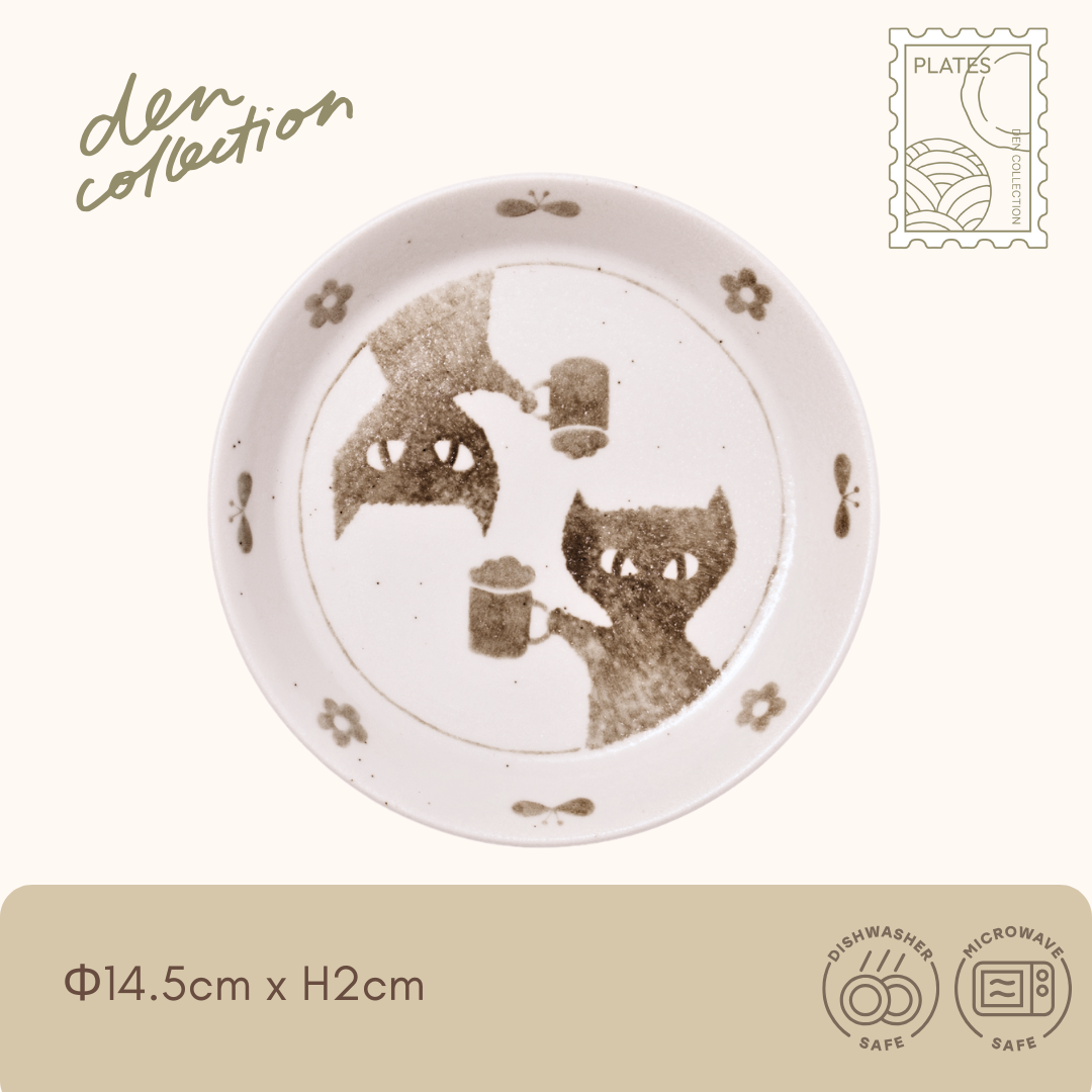Toasting Cats Plate – Japanese ceramic plate with two cats toasting beer mugs. Hand-drawn style design with floral accents.  
ねこの日常 カンパイ皿。ビールで乾杯する2匹の猫が描かれた日本製の陶器プレート。花模様が散りばめられた優しいデザイン。