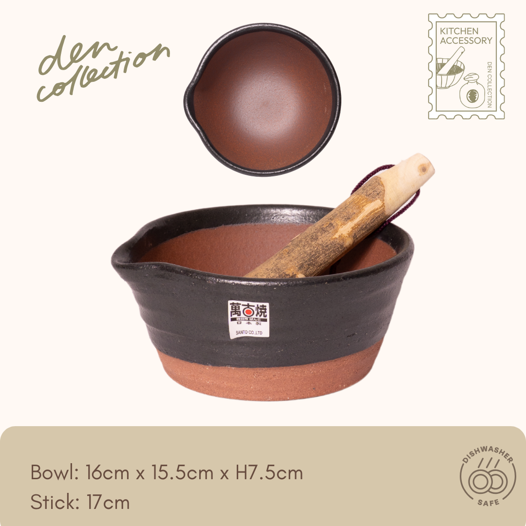 Two-Tone Grinding Bowl with Pestle – charcoal-colored Banko ware suribachi paired with wooden pestle, perfect for grinding herbs and seeds. / 黒釉の萬古焼すり鉢と木製すりこぎのセット。落ち着いた佇まいで和洋問わずキッチンに馴染む、実用性と温もりを兼ね備えた道具。