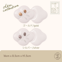 Olive Blossom Divider Plate – Hasami ware flower-shaped dish with gold and silver olive motifs and two compartments, perfect for appetizers and condiments. / オリーブ小分け花皿 – 金と銀のオリーブ模様が施された花形の波佐見焼仕切り皿。前菜や薬味に最適な2つの仕切り付き。