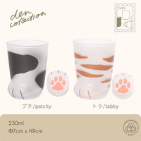 coconeco（ここねこ）グラス – ブチ（Patchy）とトラ（Tabby）の2種類が並んだ日本製のガラス製グラス。猫の足をモチーフにしたデザインで、すりガラス状のテクスチャと底面のピンクの肉球が特徴。飲み物を注ぐと猫の柄が変化し、猫好きにぴったりのユニークなデザインです。