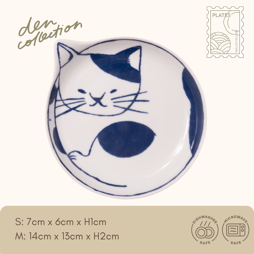 Hasami ware Cozy Neco Plate – “Patch” design featuring a cat with bold black spots, curled in a sleeping pose. Ideal for small dishes or desserts, combines traditional Japanese craftsmanship with playful charm. / 波佐見焼「Cozy Neco Plate（ブチ）」は、黒ぶち模様の猫が丸くなった姿を描いた小皿。副菜やおやつにぴったりで、遊び心と伝統技術が融合したデザイン。