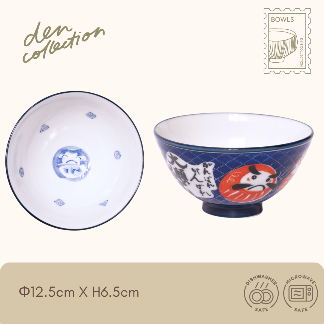 Daruma Rice Bowl – Navy blue Mino ware porcelain bowl featuring bold Daruma illustration and the auspicious phrase “大願成就” (Great Wish Fulfillment). Handcrafted in Japan, symbolizing perseverance and success. だるま大願成就茶碗（ネイビー）– 美濃焼の磁器製ご飯茶碗。力強い筆致で描かれただるまと「大願成就」の文字が特徴で、願いの成就と努力の象徴です。