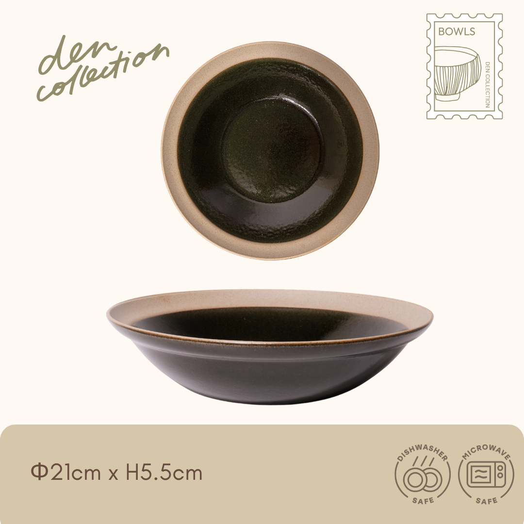Earth Tone Shallow Bowl in matte green with natural unglazed rim, shallow and wide design ideal for shared meals and side dishes / アーストーン軽量浅鉢（グリーン）ナチュラルな素地リムとマットなグリーン釉が美しい浅型ボウル。取り分け料理や副菜におすすめ