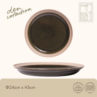 Earth Tone Plate in matte green with natural unglazed rim, 24cm flat plate perfect for pasta, salad or one-plate meals / アーストーンプレート（グリーン）マットな緑釉と素地の縁が特徴の24cmプレート。パスタやワンプレートごはんに最適