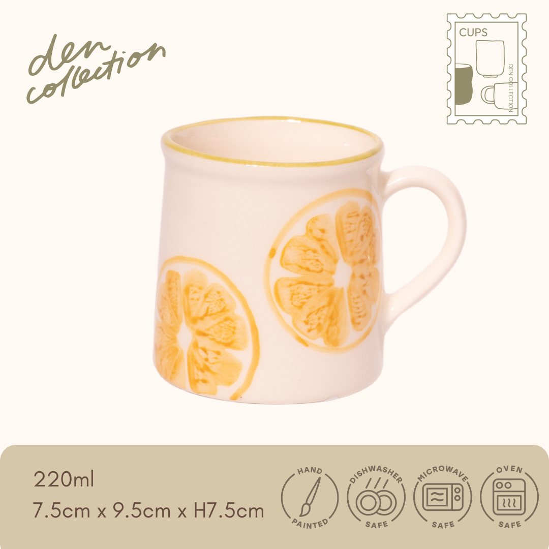 Hand-painted Fruity Basket mug with a bright orange design, showcasing artisan charm and playful warmth. / 職人による手描きのオレンジ柄が爽やかで愛らしい、萬古焼のFruity Basketマグカップ（オレンジ）。