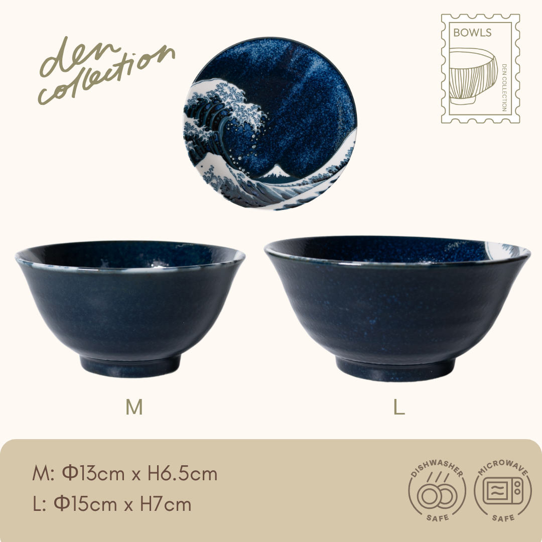 The Great Wave Bowl in blue – Japanese donburi bowl inspired by Hokusai’s "The Great Wave off Kanagawa" featuring Mt. Fuji and crashing waves.  
神奈川沖浪裏多用丼（窯変紺）。北斎の「神奈川沖浪裏」を再現した青い丼。波と富士山が描かれた日本の美しい陶器。