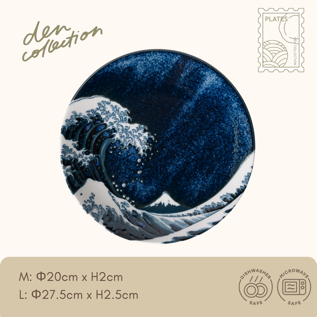 The Great Wave Plate in blue – inspired by Hokusai’s "The Great Wave off Kanagawa." Japanese ceramic plate with ocean wave design, 20cm or 27.5cm.  
神奈川沖浪裏プレート（窯変紺）。北斎の名作「神奈川沖浪裏」に着想を得た、日本製の波文様プレート。20cm・27.5cmの2サイズ。