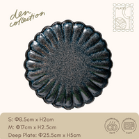 Hanazara Plate deep blue – a rich navy flower-shaped plate with elegant glaze variation / 深みのあるネイビーの花型プレート。上品な釉薬のムラが料理を引き立てる。