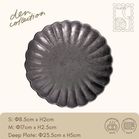 Hanazara Plate gray – a modern gray-toned flower dish with subdued elegance / 落ち着いたグレーの花皿。シンプルでモダン、料理を引き立てる上品な佇まい。