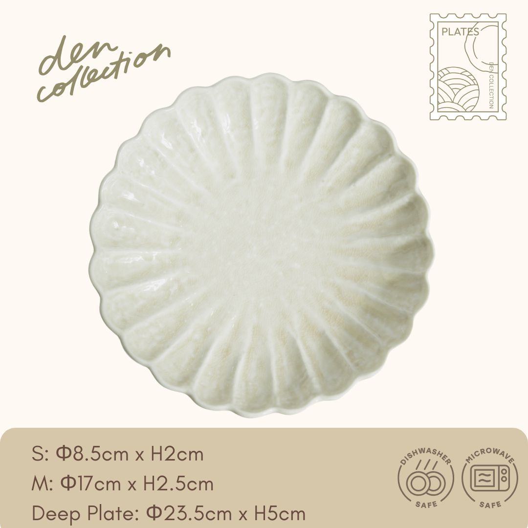 Hanazara Plate mint cream – a pale flower-shaped plate with rustic glaze, perfect for both Japanese and Western cuisine / 花型のミントクリーム色プレート。貫入のある釉薬が味わい深く、和洋問わず使える万能皿。