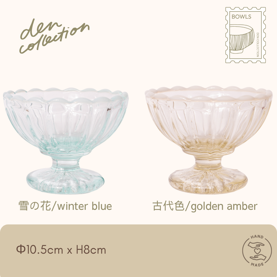 廣田硝子の丸フラッペボウル – 雪の花（冬の青）と古代色（黄金琥珀）の2色セット。昭和時代の金型を使用し、手作業で仕上げられたレトロモダンなガラス器。デザートやかき氷に最適な日本製の脚付きボウル。