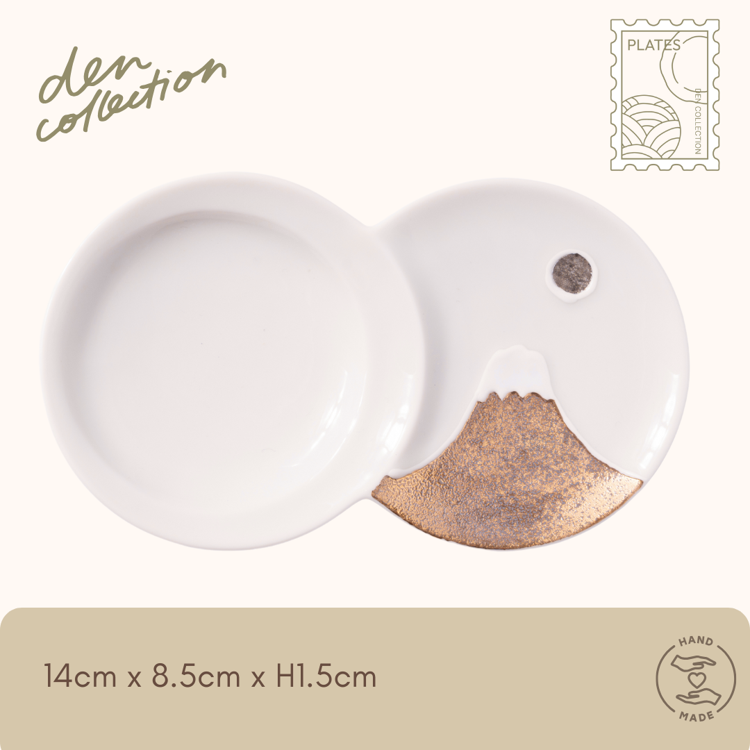 Mount Fuji Divider Plate – White porcelain Hasami ware dish with gold-accented Mount Fuji design and dual compartments, ideal for side dishes and sauces. / 富士山 小分け豆皿 – 金彩の富士山モチーフが施された白磁の波佐見焼仕切り皿。副菜やタレ入れに最適な2つの仕切り付き。
