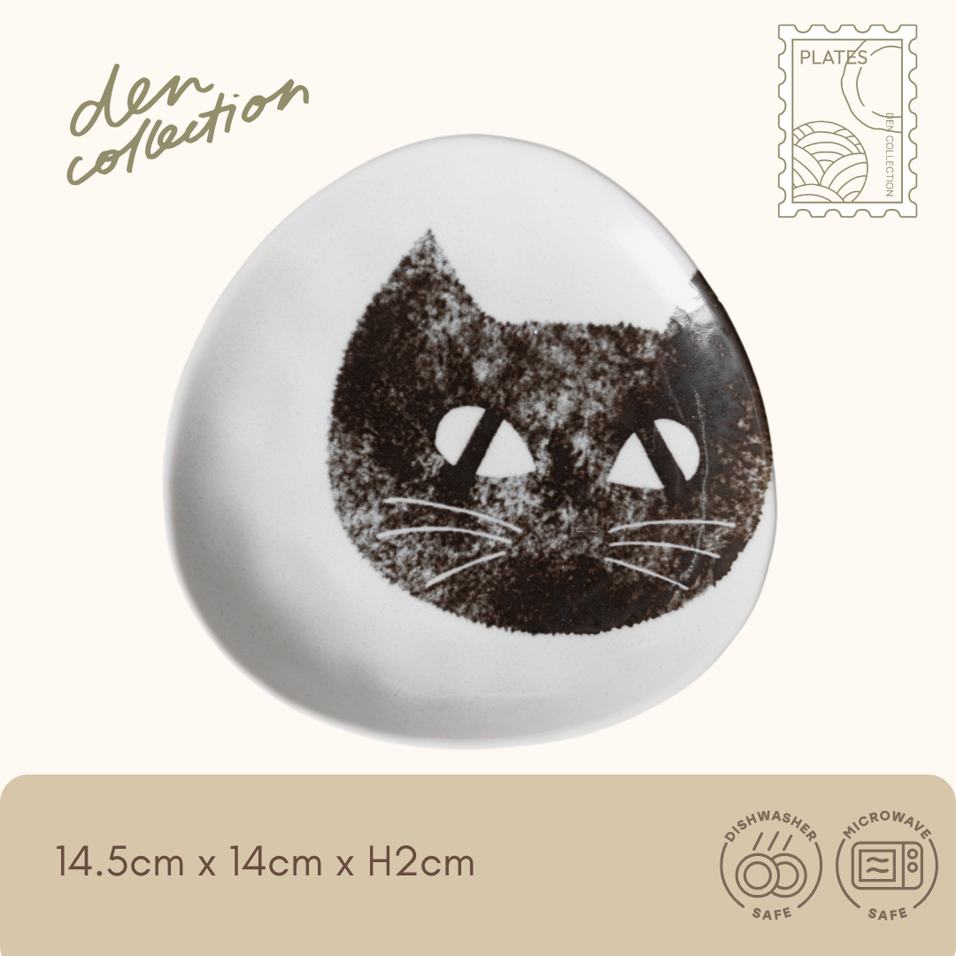 Mysterious Cat Plate – Japanese ceramic plate featuring a cat with a mysterious staring expression. Perfect for snacks or as a gift for cat lovers.  
ねこの日常 ミツメル皿。じっと見つめる猫の表情がユニークな日本製陶器小皿。猫好きへのギフトやおやつ皿にぴったり。