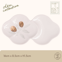 Olive Blossom Divider Plate in Gold – Hasami ware flower-shaped plate with gold olive motif, ideal for condiments and appetizers. / 金色のオリーブ模様が特徴のオリーブ小分け花皿（波佐見焼）。薬味や前菜に最適な花型プレート。