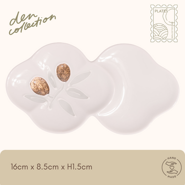 Olive Blossom Divider Plate in Gold – Hasami ware flower-shaped plate with gold olive motif, ideal for condiments and appetizers. / 金色のオリーブ模様が特徴のオリーブ小分け花皿（波佐見焼）。薬味や前菜に最適な花型プレート。