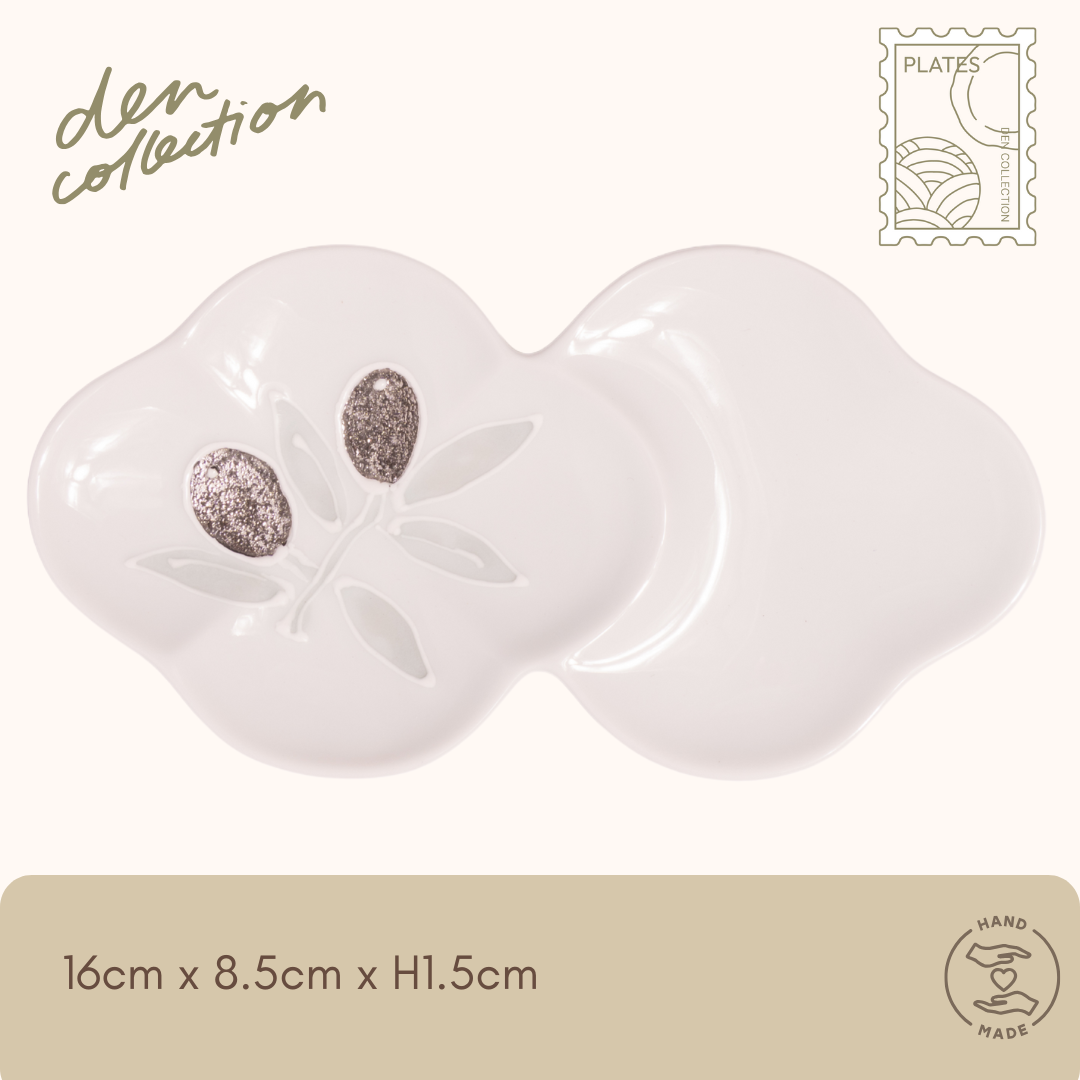 Olive Blossom Divider Plate in Silver – Hasami ware flower-shaped plate with silver olive motif, perfect for small sides or desserts. / 銀色のオリーブ模様が美しいオリーブ小分け花皿（波佐見焼）。副菜やデザートにぴったりな仕切り付き花形プレート。