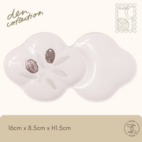 Olive Blossom Divider Plate in Silver – Hasami ware flower-shaped plate with silver olive motif, perfect for small sides or desserts. / 銀色のオリーブ模様が美しいオリーブ小分け花皿（波佐見焼）。副菜やデザートにぴったりな仕切り付き花形プレート。