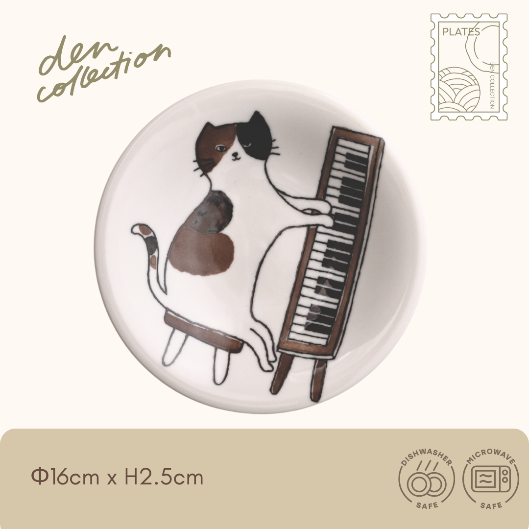 Pianist Cat Plate – Japanese ceramic plate with a hand-drawn cat playing the piano. Fun and charming design for music and cat lovers.  
ねこの日常 ピアニスト皿。ピアノを弾く猫が描かれた日本製の陶器小皿。音楽好きや猫好きにぴったりのユーモアあるデザイン。