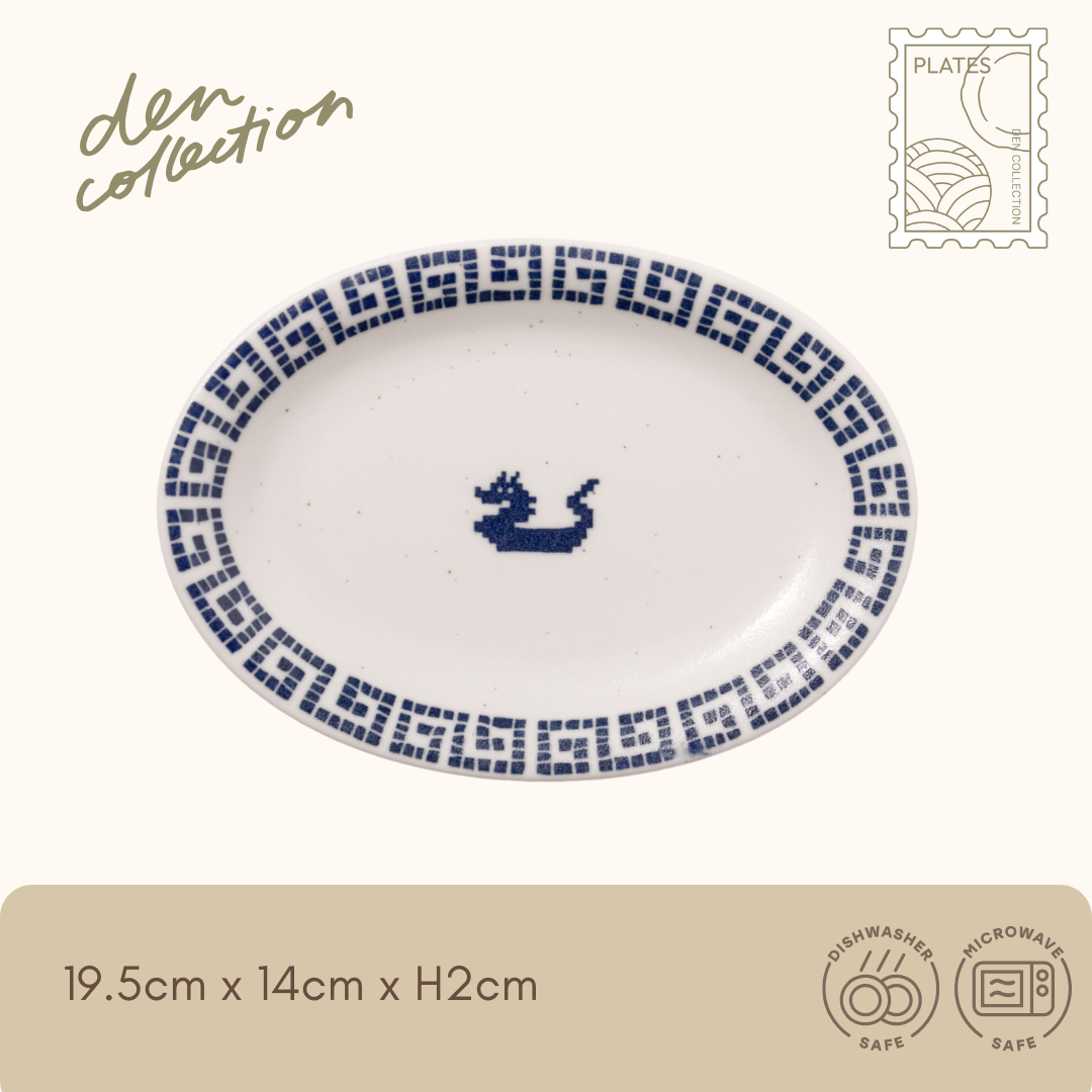 Pixel Dragon Oval Plate – Japanese oval ceramic plate with pixel-style dragon motif and geometric border design. Ideal for appetizers, sushi, or unique table settings.  
ピクセルドラゴン小判皿。ピクセル風の龍デザインと幾何学模様の縁取りが施された日本製楕円皿。前菜や寿司、個性的な食卓演出に最適です。