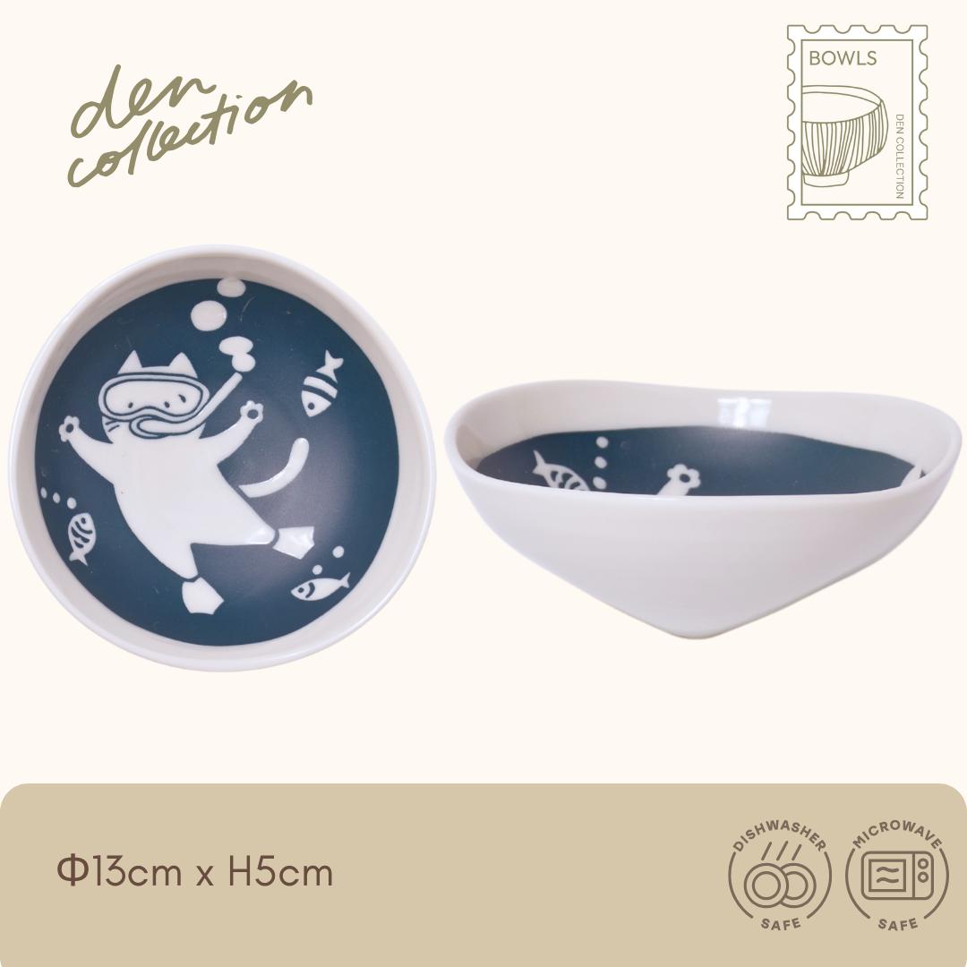 Shiro no Kyuujitsu Bowl – ocean journey design featuring a diving cat and fish. Playful Japanese bowl with marine motif.  
シロの休日ボウル（海の冒険）。ゴーグルをつけて海を泳ぐ猫と魚が描かれた、ユーモアある海モチーフのボウル。