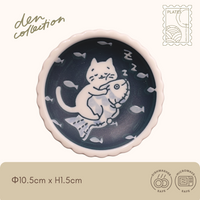 Shiro no Kyuujitsu Plate – dream catch design with a sleeping cat hugging a fish. Japanese ceramic plate with a whimsical and calming feel.  
シロの休日 プレート（夢見るひととき）。魚を抱いて眠る猫が描かれた、癒しのデザインの日本製プレート。