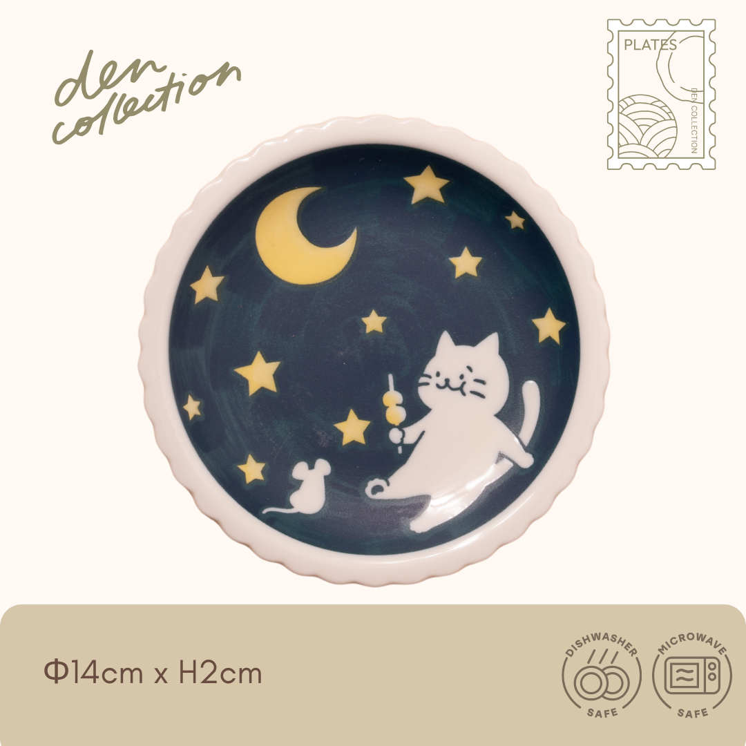 Shiro no Kyuujitsu Plate – moonlit night design featuring a cat under the moon and stars, holding a dango. Japanese ceramic plate that evokes calm evening moments.  
シロの休日プレート（お月さまの下で）。月と星の下で団子を持つ猫が描かれた日本製陶器プレート。夜にぴったりの静かなひとときを感じさせます。