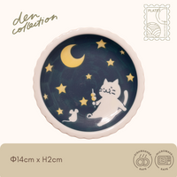 Shiro no Kyuujitsu Plate – moonlit night design featuring a cat under the moon and stars, holding a dango. Japanese ceramic plate that evokes calm evening moments.  
シロの休日プレート（お月さまの下で）。月と星の下で団子を持つ猫が描かれた日本製陶器プレート。夜にぴったりの静かなひとときを感じさせます。