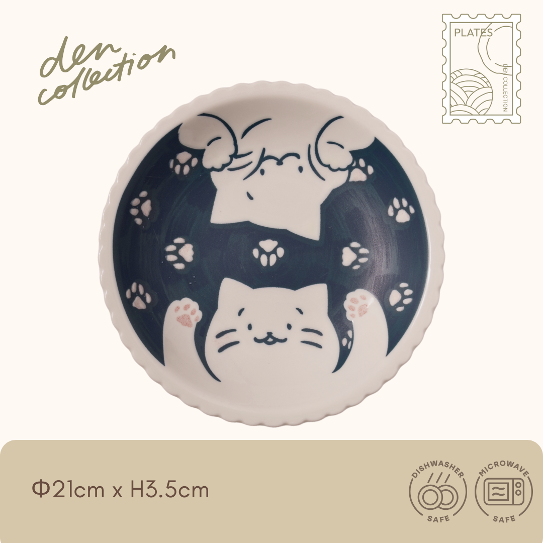 Shiro no Kyuujitsu Plate – playful paws design with a joyful cat and paw prints. Cheerful and fun Japanese ceramic plate.  
シロの休日 プレート（ごきげんなシロ）。元気な猫と肉球があしらわれた、明るく楽しい印象の和風プレート。