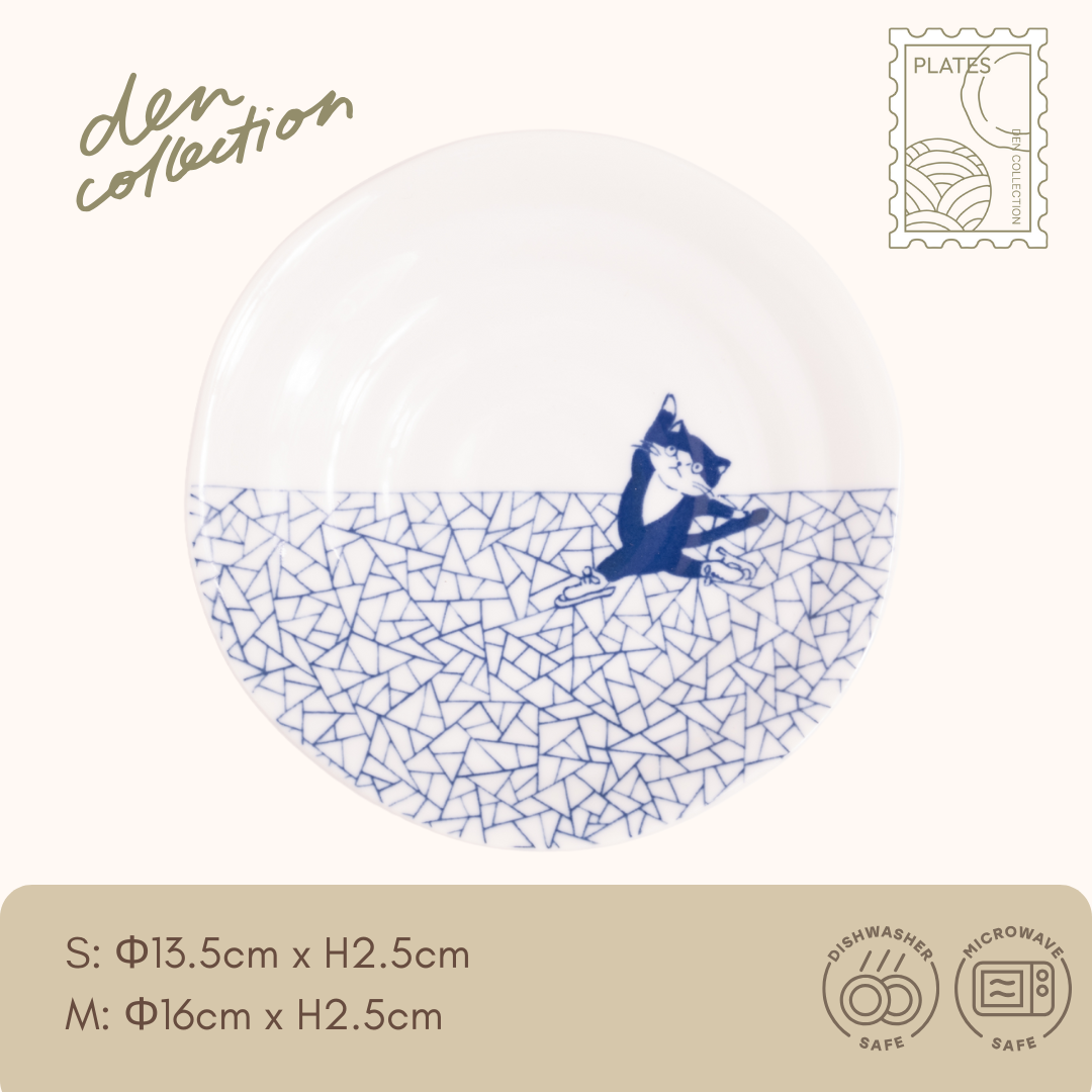 Shichita Some-Neko Wagara Plate – crack pattern with playful cat design. Japanese ceramic plate in 13.5cm / 16cm size.  
シチタ ソメネコ 和柄皿（氷裂紋）。ユニークな猫と氷のようなひび模様が特徴の和風小皿。13.5cmと16cmの2サイズ。