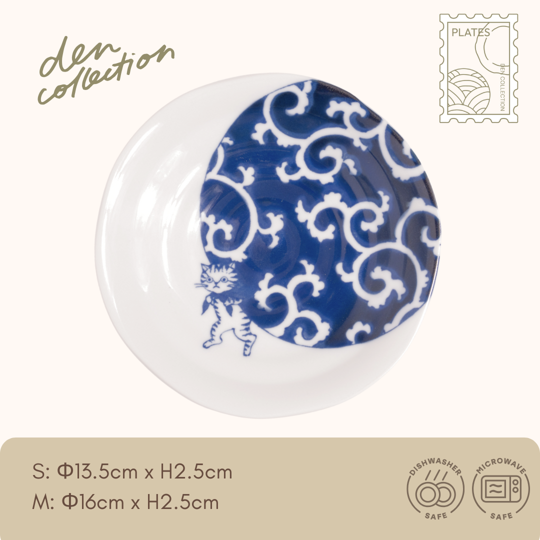 Shichita Some-Neko Wagara Plate – traditional karakusa vine motif with cat illustration. Available in 13.5cm / 16cm.  
シチタ ソメネコ 和柄皿（唐草）。唐草模様と猫の組み合わせが印象的な和柄プレート。13.5cmと16cmの2サイズ展開。
