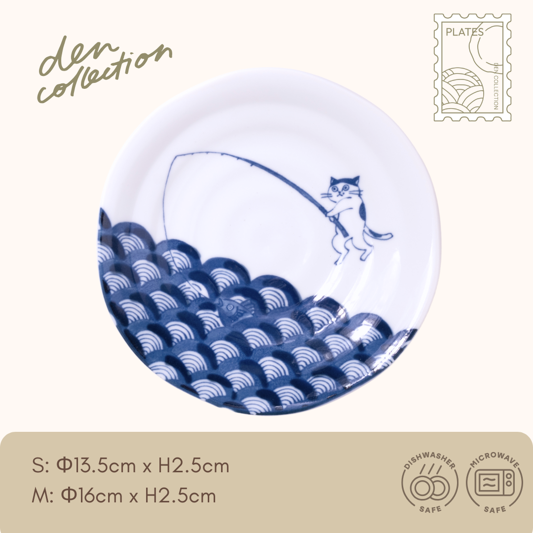 Shichita Some-Neko Wagara Plate – seigaiha wave pattern with cat and fishing rod. 13.5cm / 16cm ceramic plate.  
シチタ ソメネコ 和柄皿（青海波）。猫と釣り竿、青海波模様が融合したユーモラスなデザイン。13.5cm・16cmサイズあり。