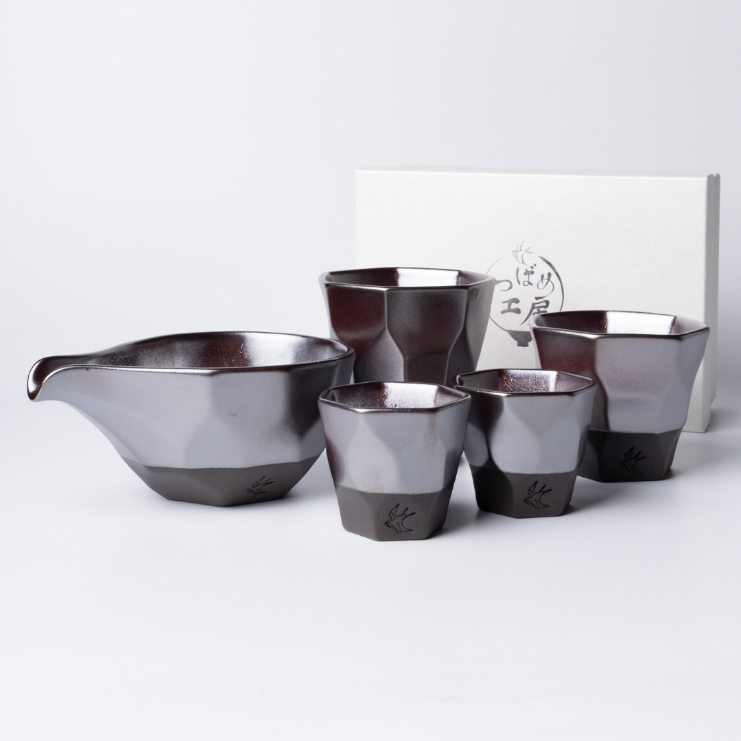 Tsubame Kobo ceramic set in ruby red – includes tumbler cups and sake server / つばめ工房 ガーネットカラーのカップと酒器セット