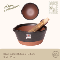 Two-Tone Grinding Bowl with Pestle – charcoal-colored Banko ware suribachi paired with wooden pestle, perfect for grinding herbs and seeds. / 黒釉の萬古焼すり鉢と木製すりこぎのセット。落ち着いた佇まいで和洋問わずキッチンに馴染む、実用性と温もりを兼ね備えた道具。