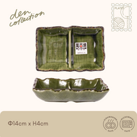 Wavy Rim Sectioned Plate in dark green – A rich green divided dish with textured glaze and flowing edge, perfect for condiments. / 織部（ダークグリーン）のさざ波角薬味皿。深緑の釉薬と揺らぎのある縁が印象的な仕切り皿。